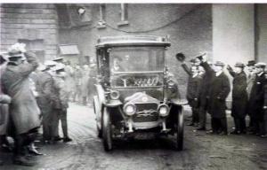 Michael Collins arrives by taxi to Dublin Castle
