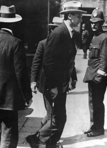 De Valera enters Downing Street 1921