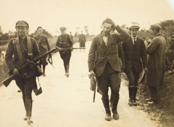 A prisoner under escort at the South Western Front during the Irish Civil War. Given the situation, everyone looks remarkably relaxed. (Source: NLI)